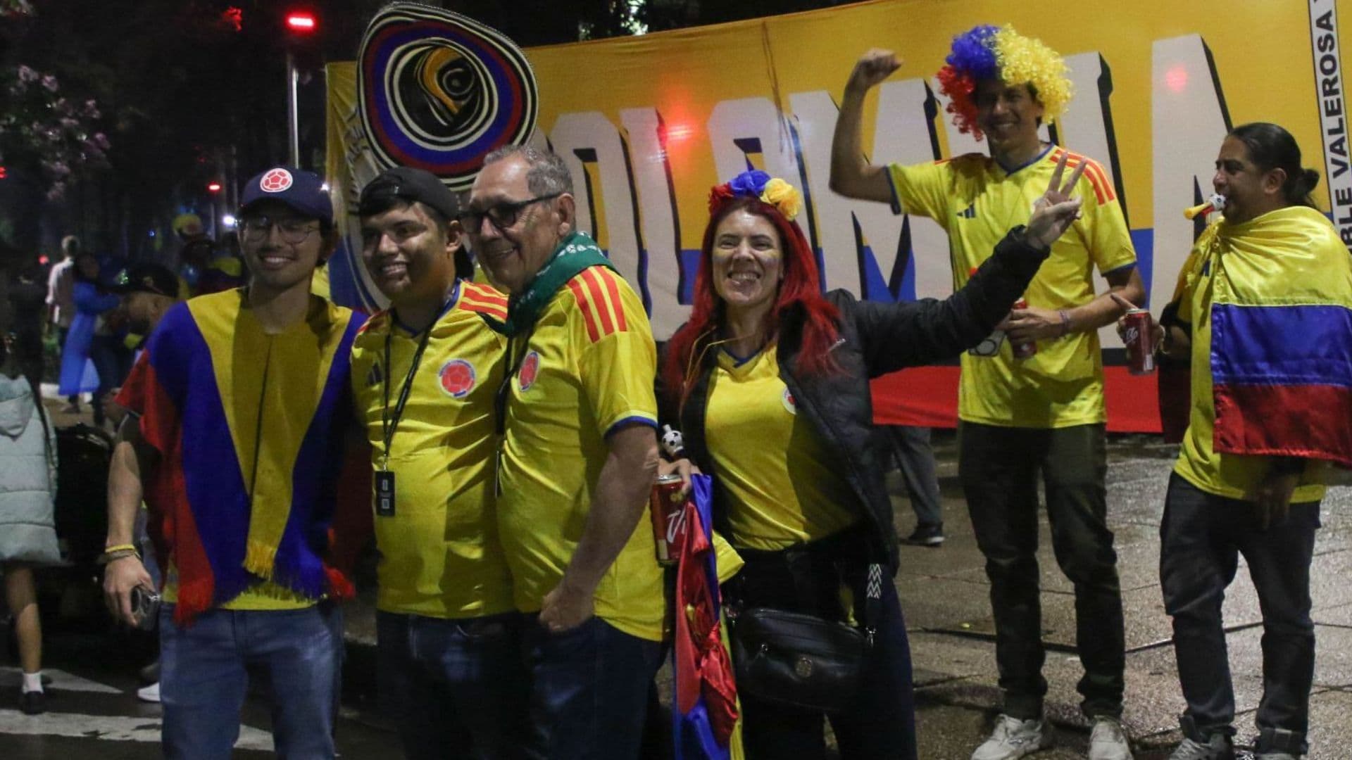 Aficionados colombianos festejan el triunfo de su selección.