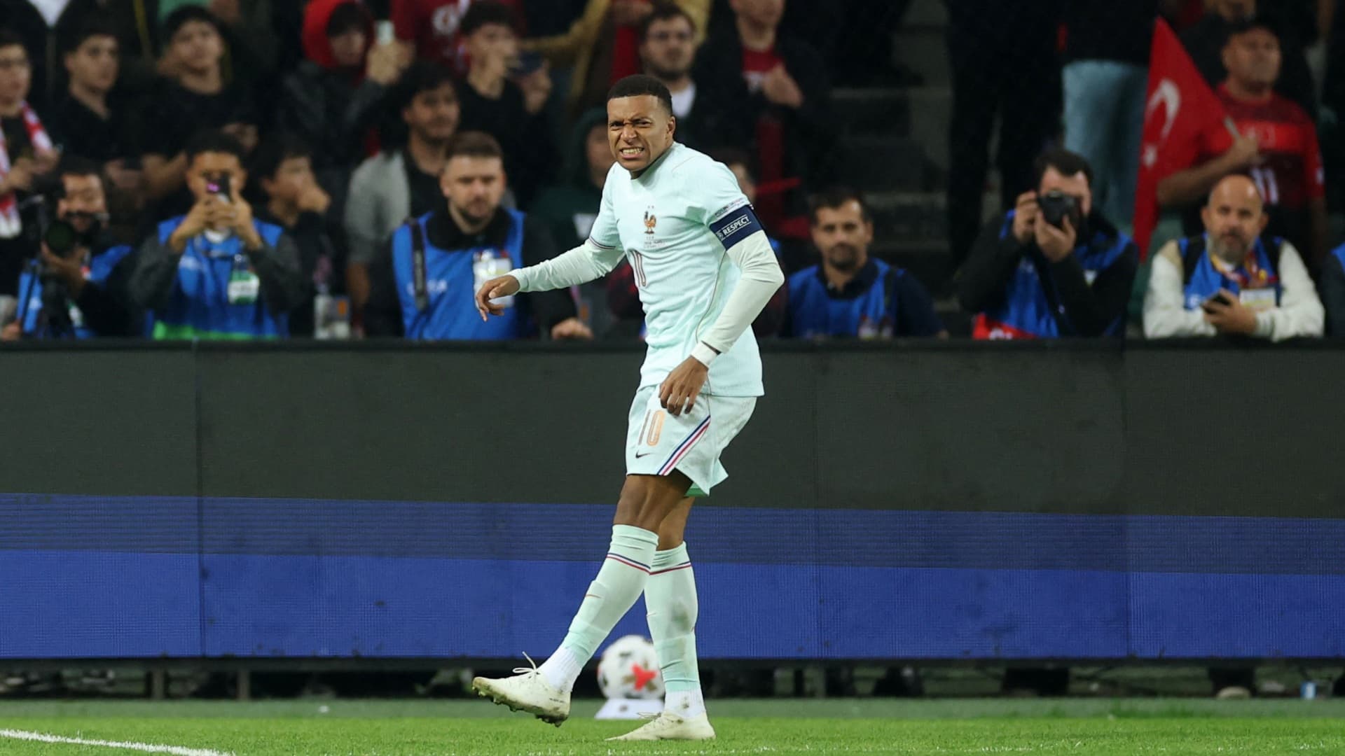 El delantero galo Kylian Mbappé se duele de la rodilla izquierda luego de marcar un gol ante Turquía