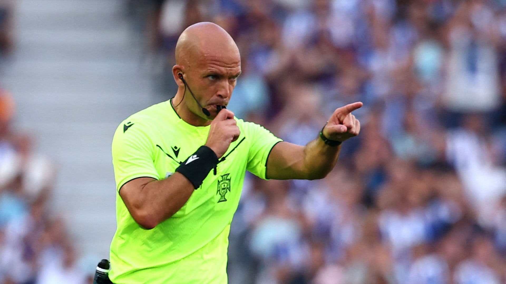 El árbitro Luis Godinho marca un penal después de haber revisado el VAR en el partido FC Porto vs. Alverca