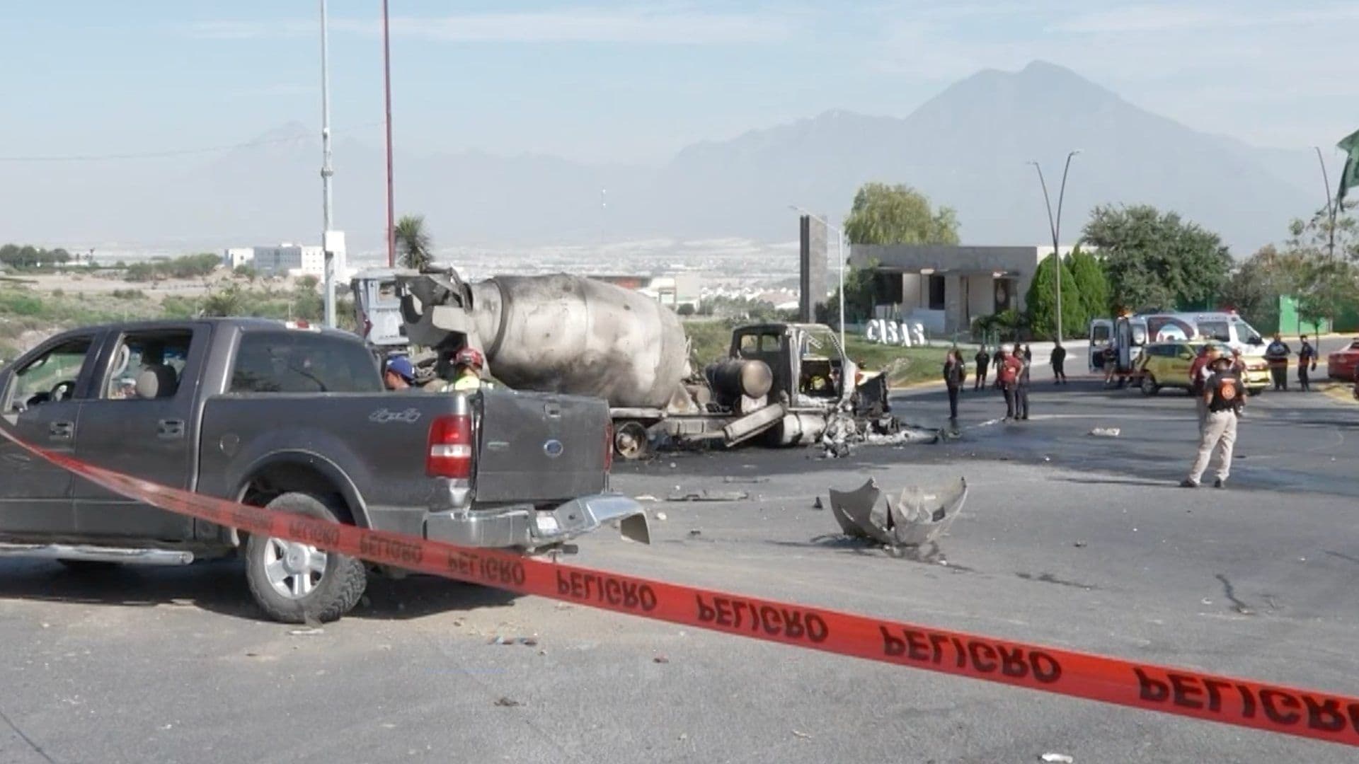 Choque entre carro y camión revolvedora