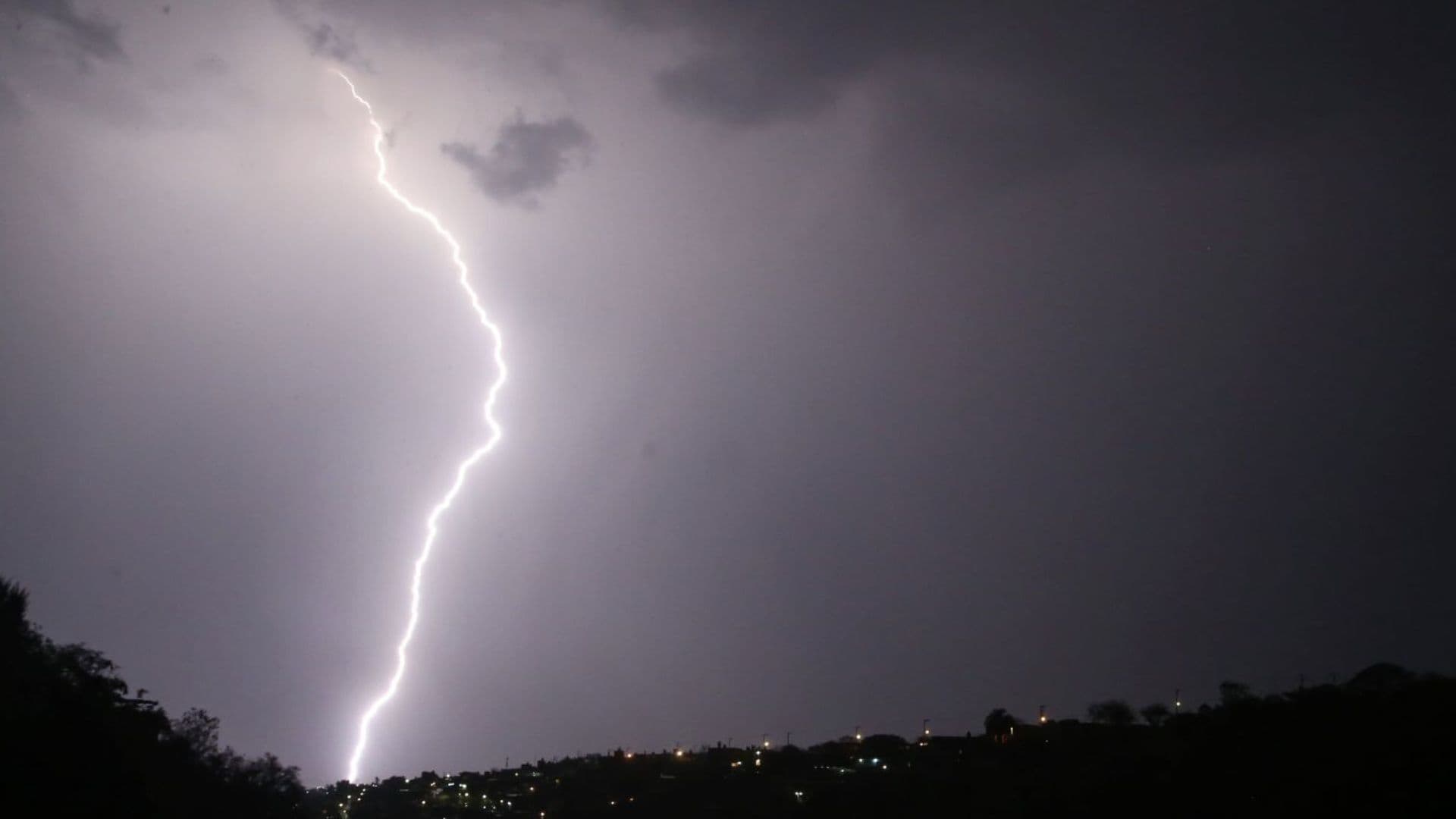 Un rayo cae sobre una zona verde. Foto: Cuartoscuro | Archivo