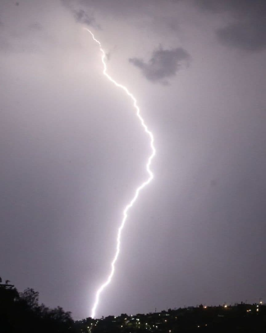 Un rayo cae sobre una zona verde. Foto: Cuartoscuro | Archivo