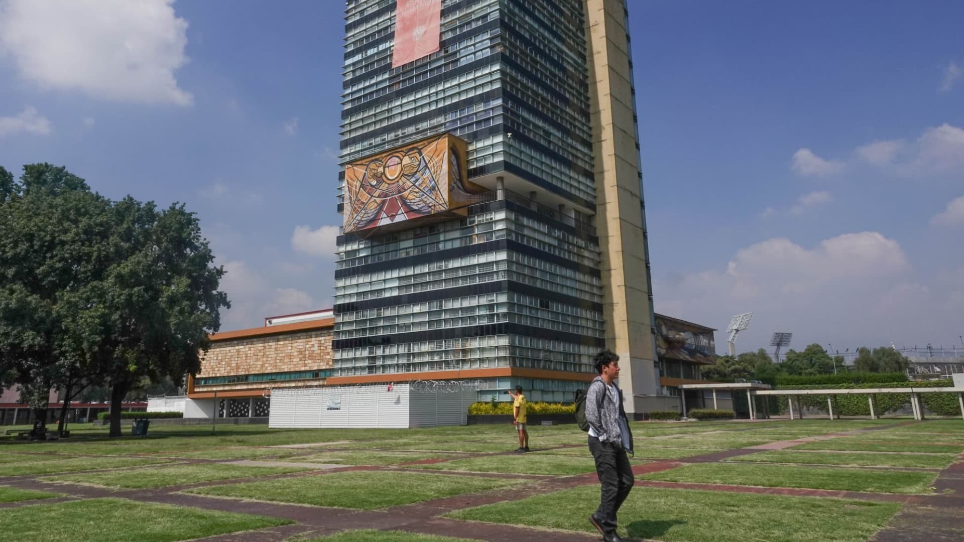 Vista de la Torre de Rectoría de la UNAM en Ciudad Universitaria