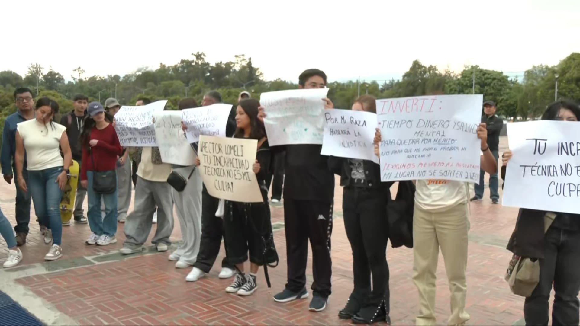 Así protestaron un grupo de alumnos contra el examen de control de la UNAM. Foto: N+