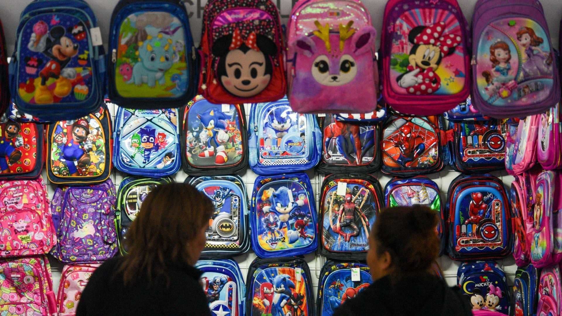 Mamás compran mochilas. Dónde comprar útiles escolares Kawaii