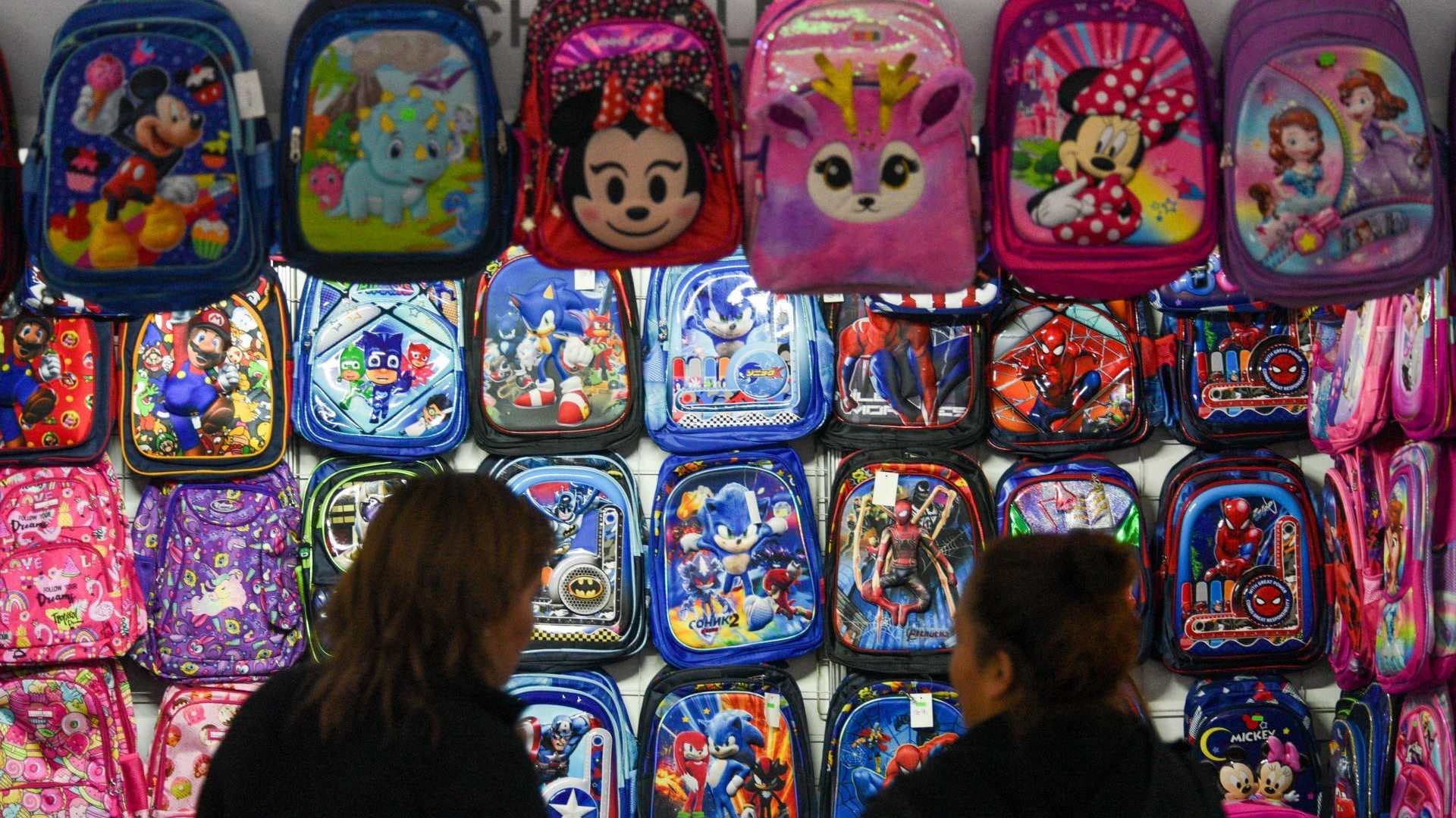 Mamás compran mochilas. Dónde comprar útiles escolares Kawaii