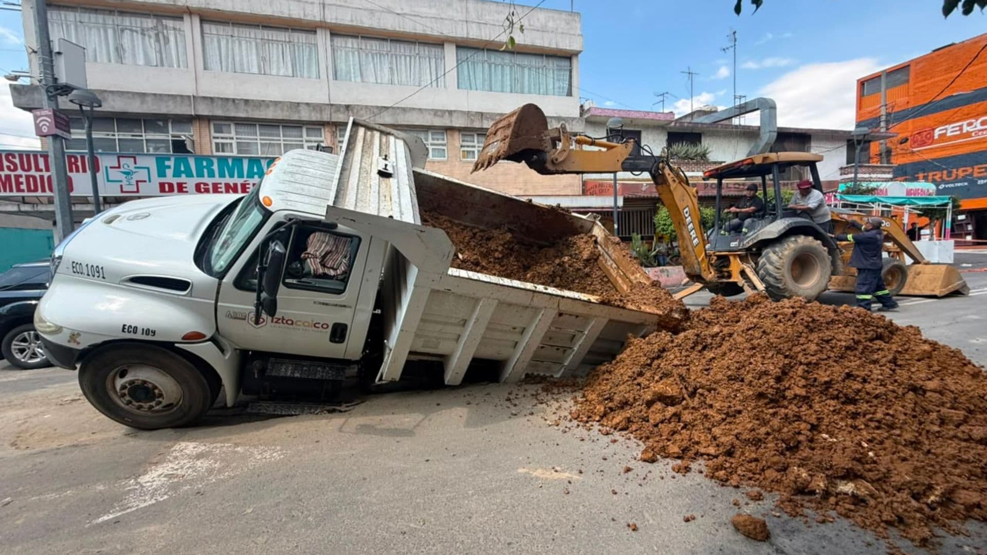 Caen en Socavones Vactor y Camión de Volteo Hoy en Ramos Millán, Iztacalco