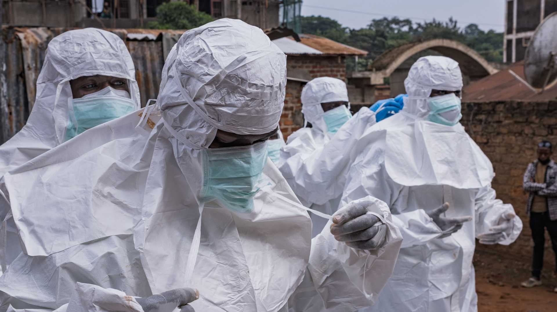 Trabajadores sanitarios combaten el ébola