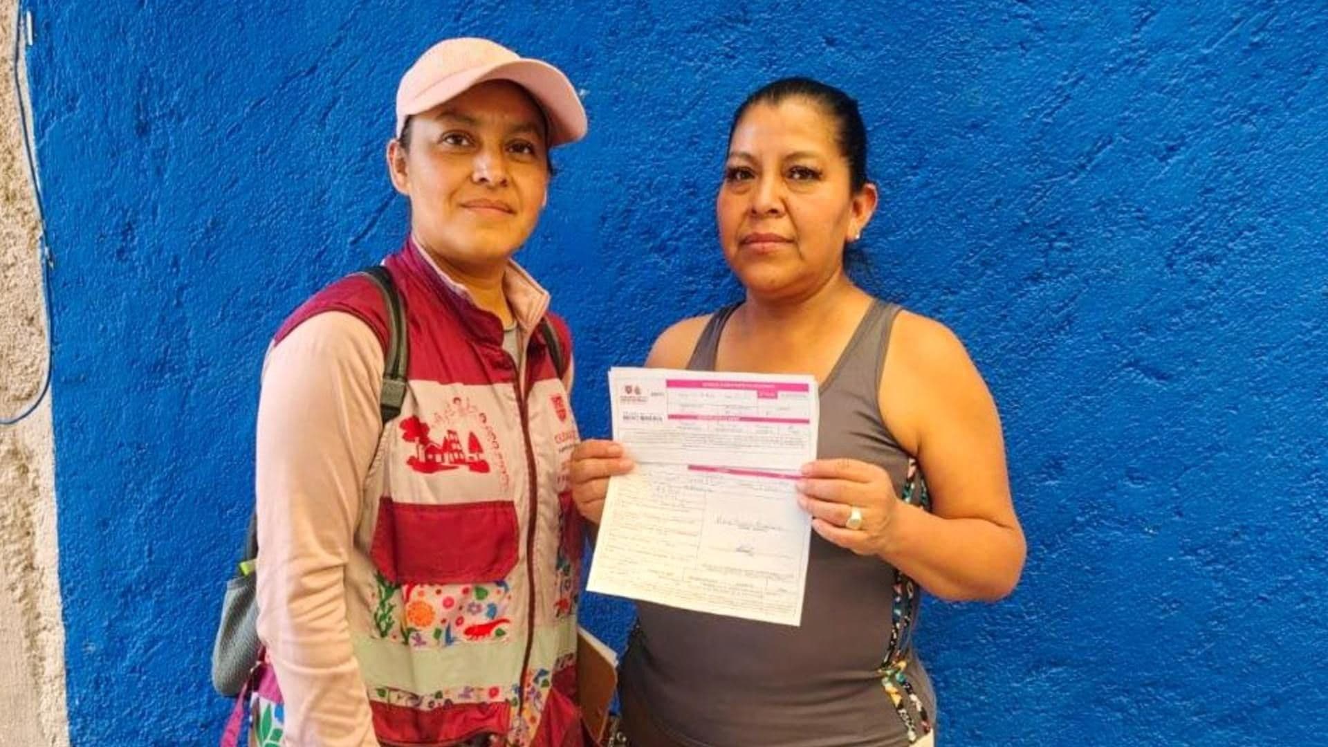 Mujer sostiene solicitud a Vales Mercomuna. Cada Cuánto los Dan.