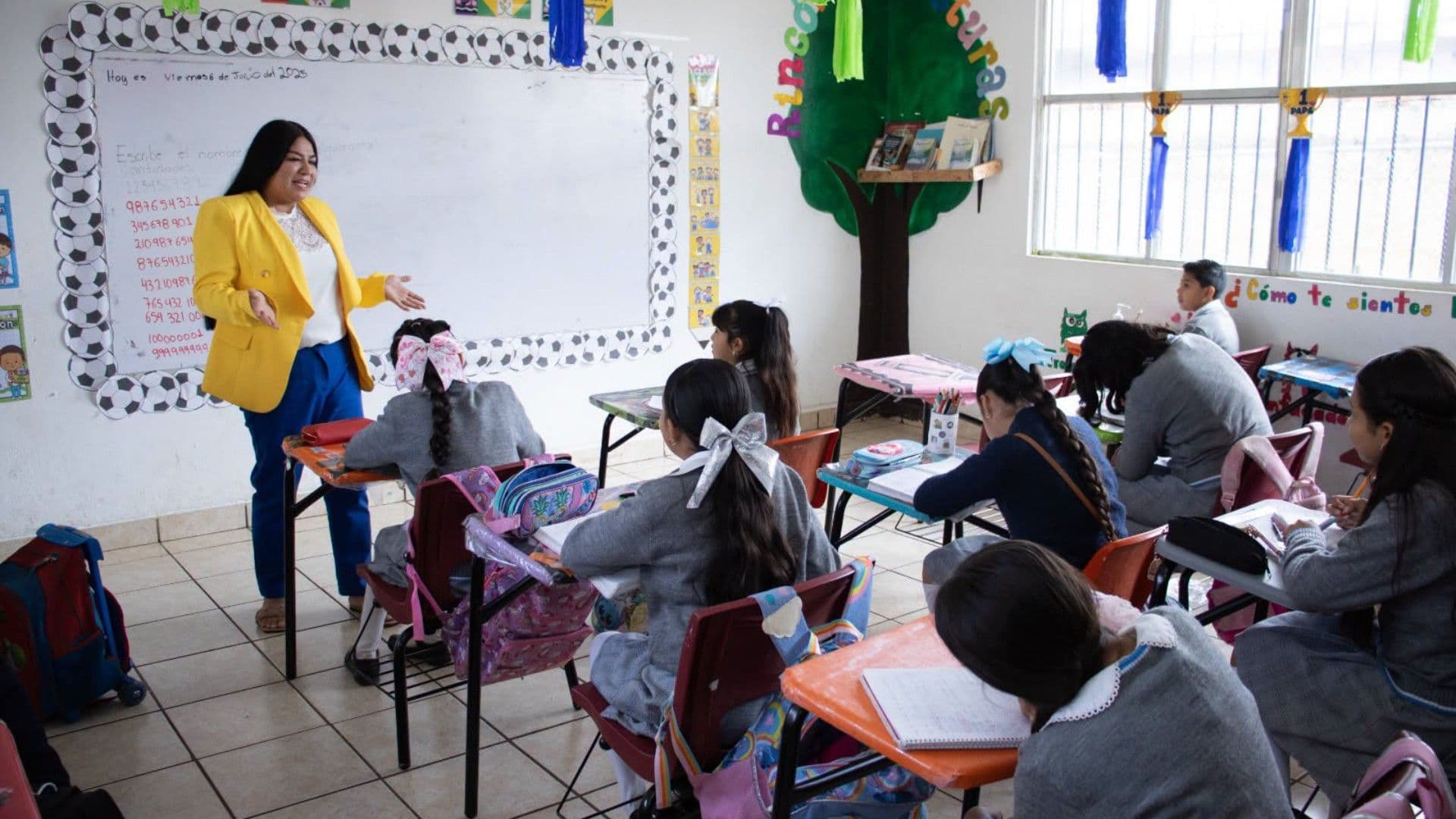 Checa Cómo Canjear los Vales de Uniformes, Útiles y Zapatos Padres de Familia