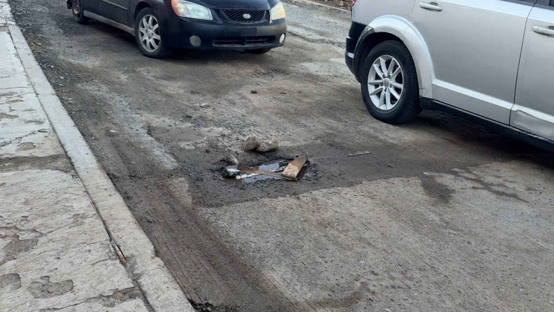 Permanece Fuga de Agua en Fraccionamiento Valle Dorado en Ensenada, BC