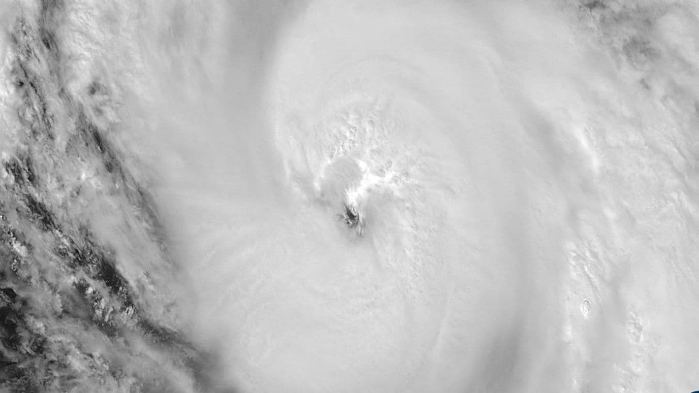 Vista satelital del ojo del ciclón Vance sobre el océano Pacífico, el 23 de octubre de 2026. Imagen CIRA | NOAA vía Reuters