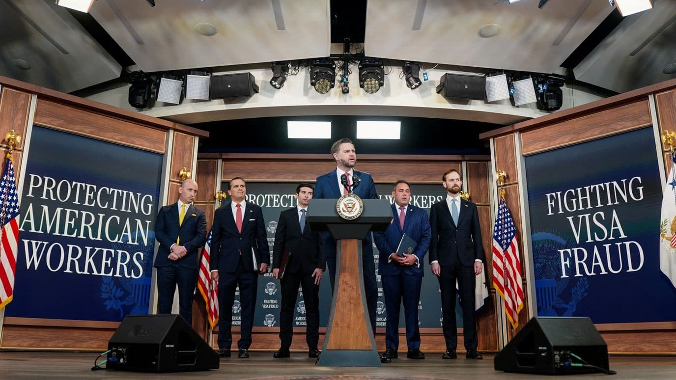 El vicepresidente JD Vance hace un anuncio sobre el fraude en las visas H-1B, en conferencia de prensa en la Casa Blanca. Foto: Reuters