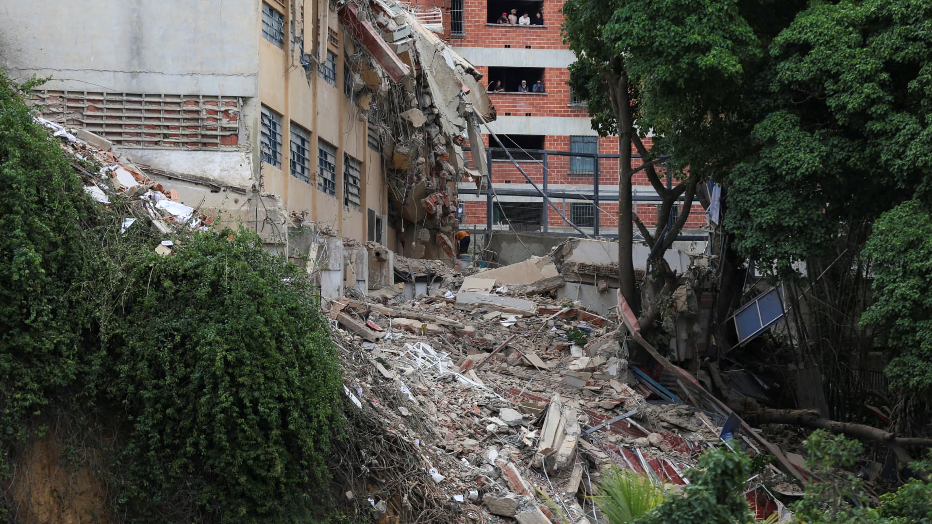 Edificio colapsado tras los terremotos en Venezuela.