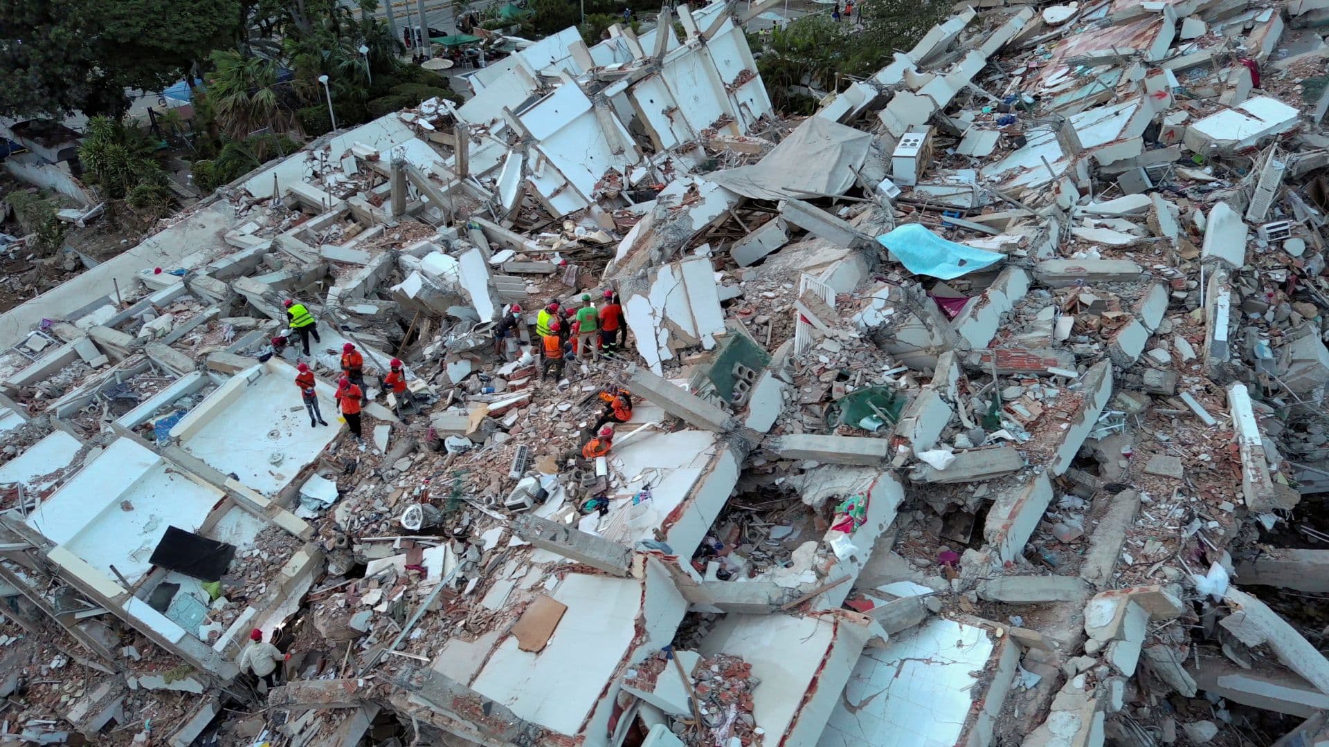 Rescatistas laboran en un edificio colapsado tras los terremotos en Venezuela.