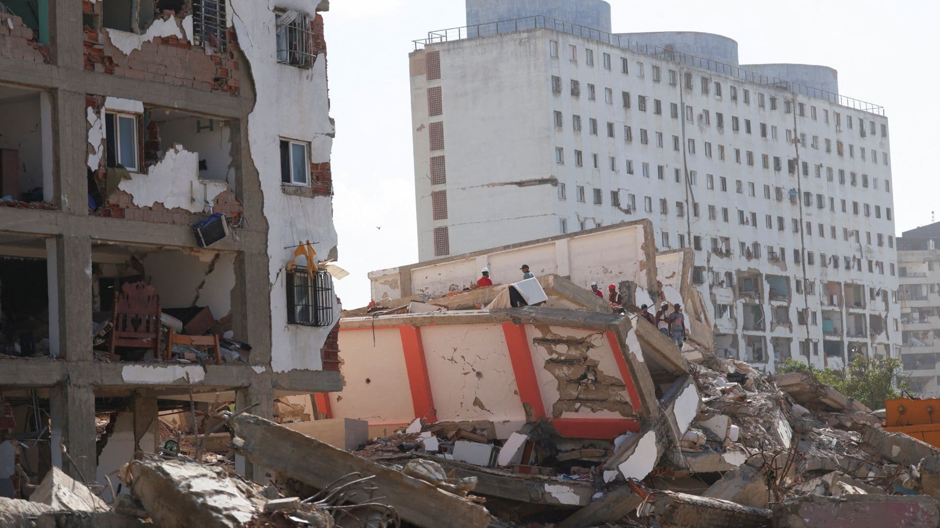 Personas buscan entre los escombros tras los terremotos del 24 de junio en La Guaira.