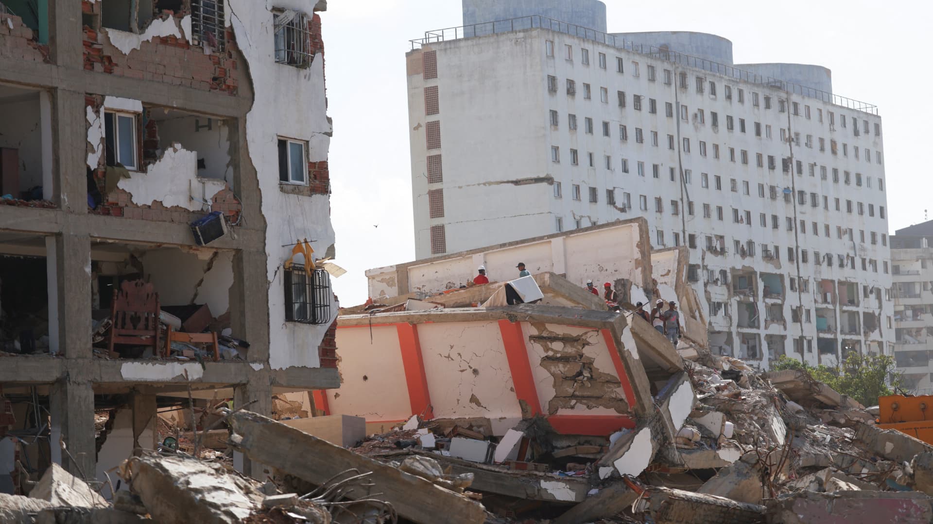 Personas buscan entre los escombros tras los terremotos del 24 de junio en La Guaira.