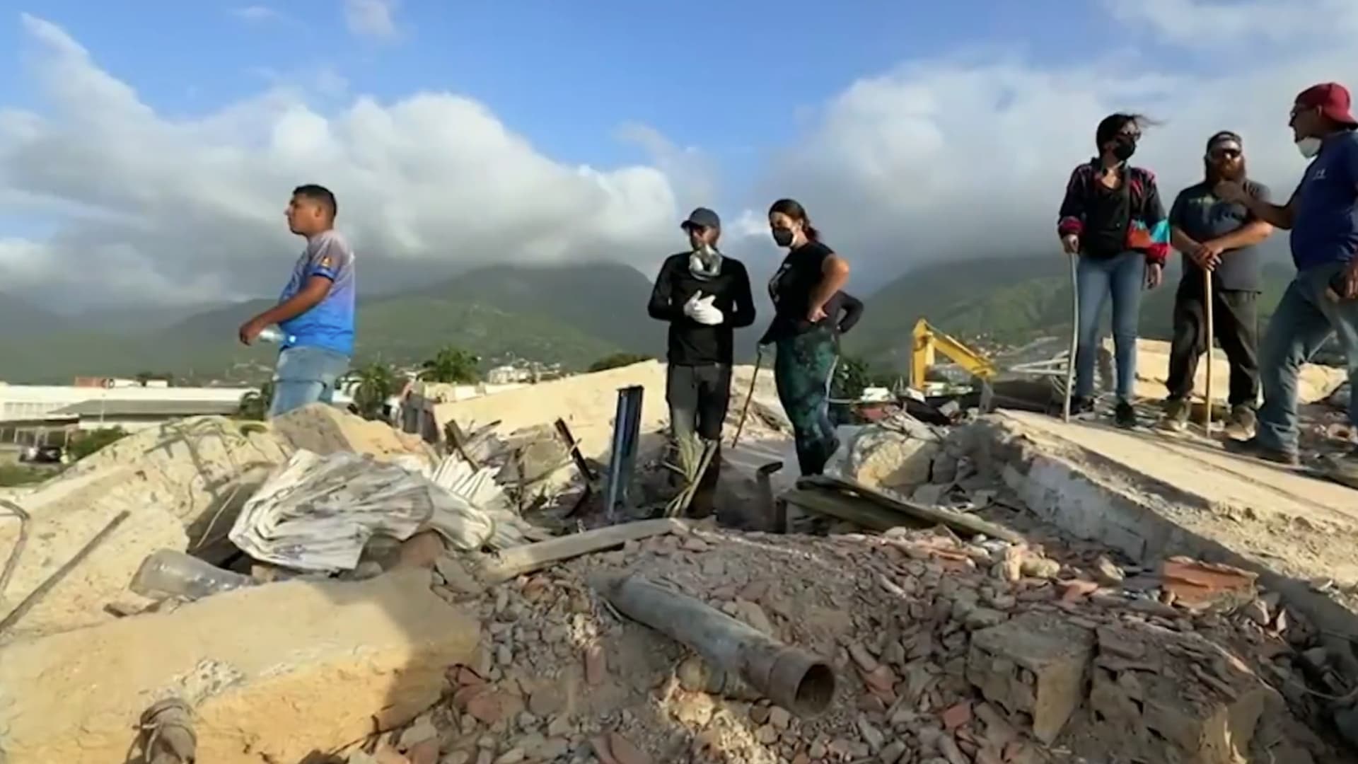 Familiares de víctimas de terremotos en Venezuela realizan labores de búsqueda por falta de ayuda.