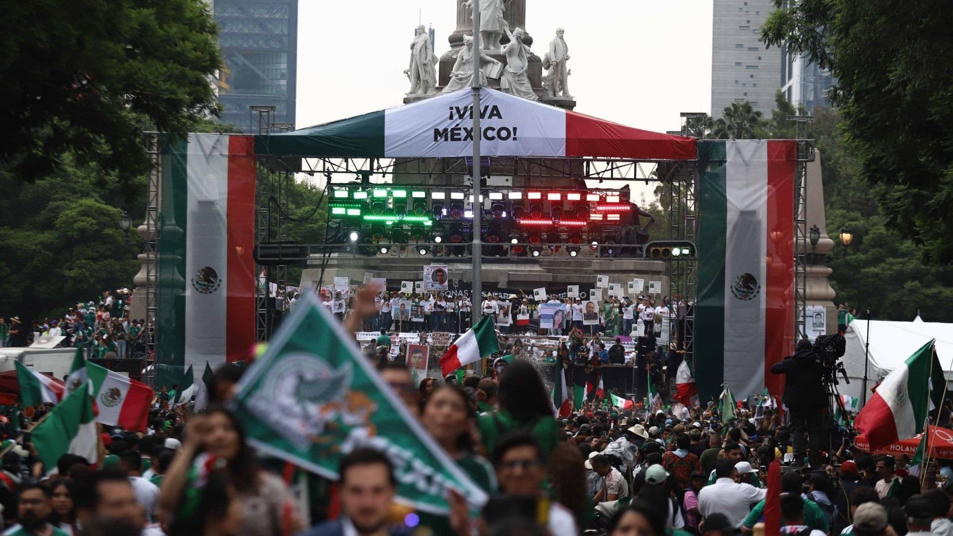 Festejo en el Ángel de la Independencia