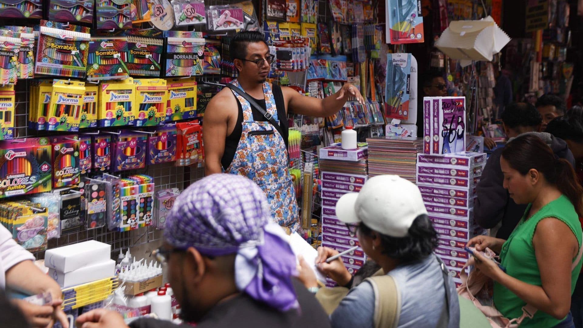 Venta de útiles escolares en el Zócalo de la CDMX