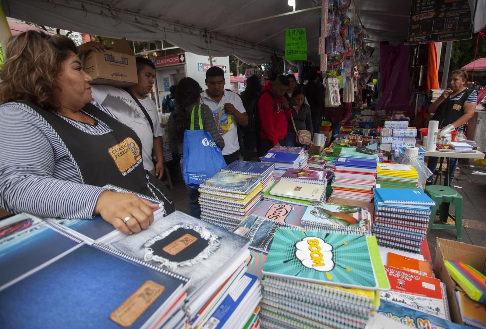 Comerciantes de útiles escolares reportan bajas ventas.