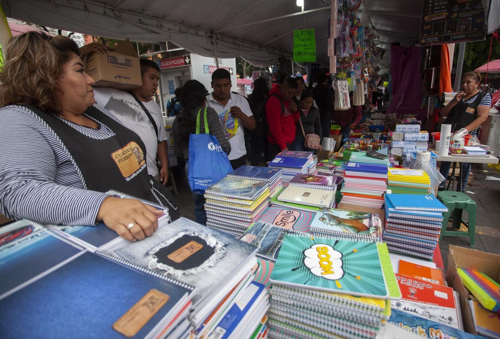 Comerciantes de útiles escolares reportan bajas ventas.