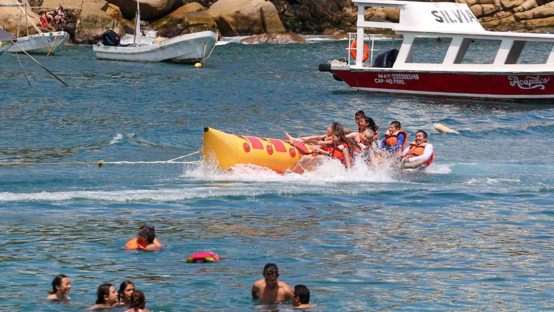 Turistas en playas de Acapulco, Guerrero