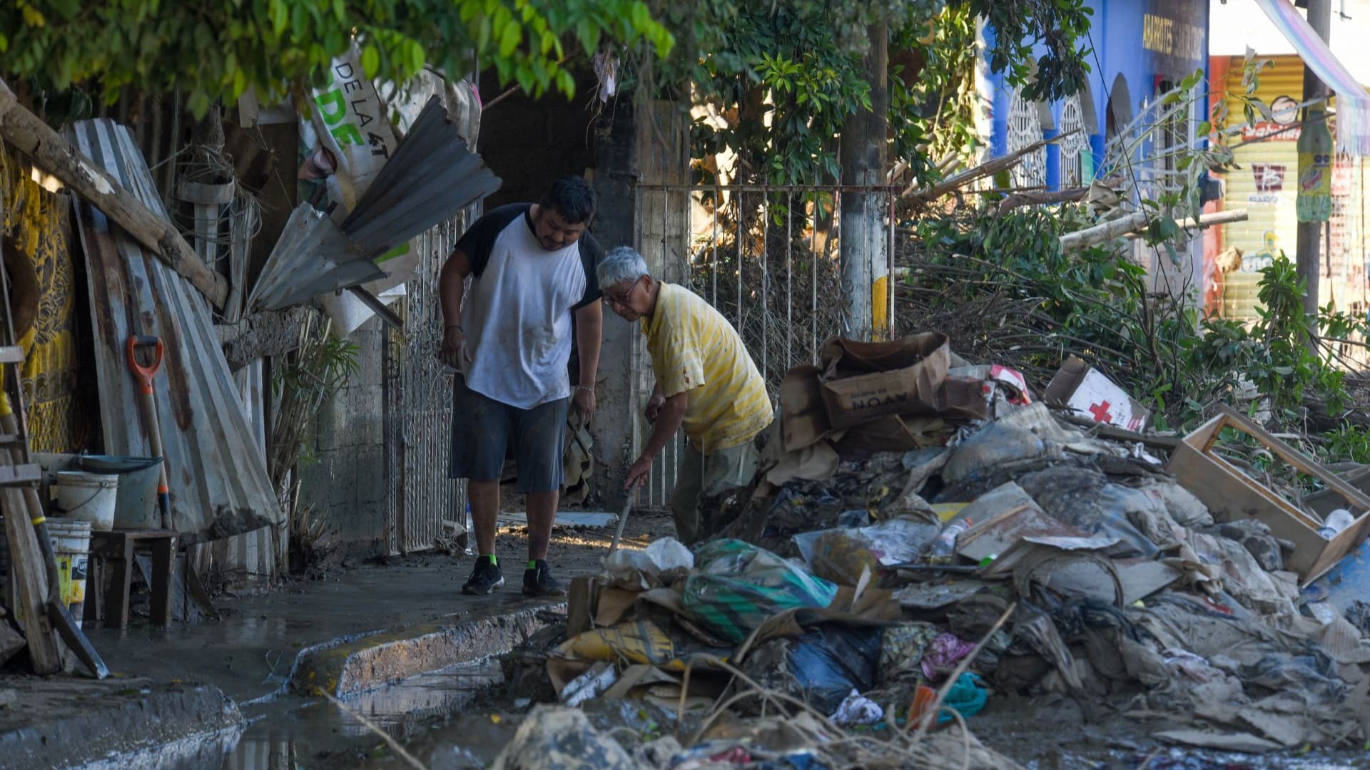 Habitantes levantan los escombros tras las lluvias en Álamo, Veracruz, en 2025