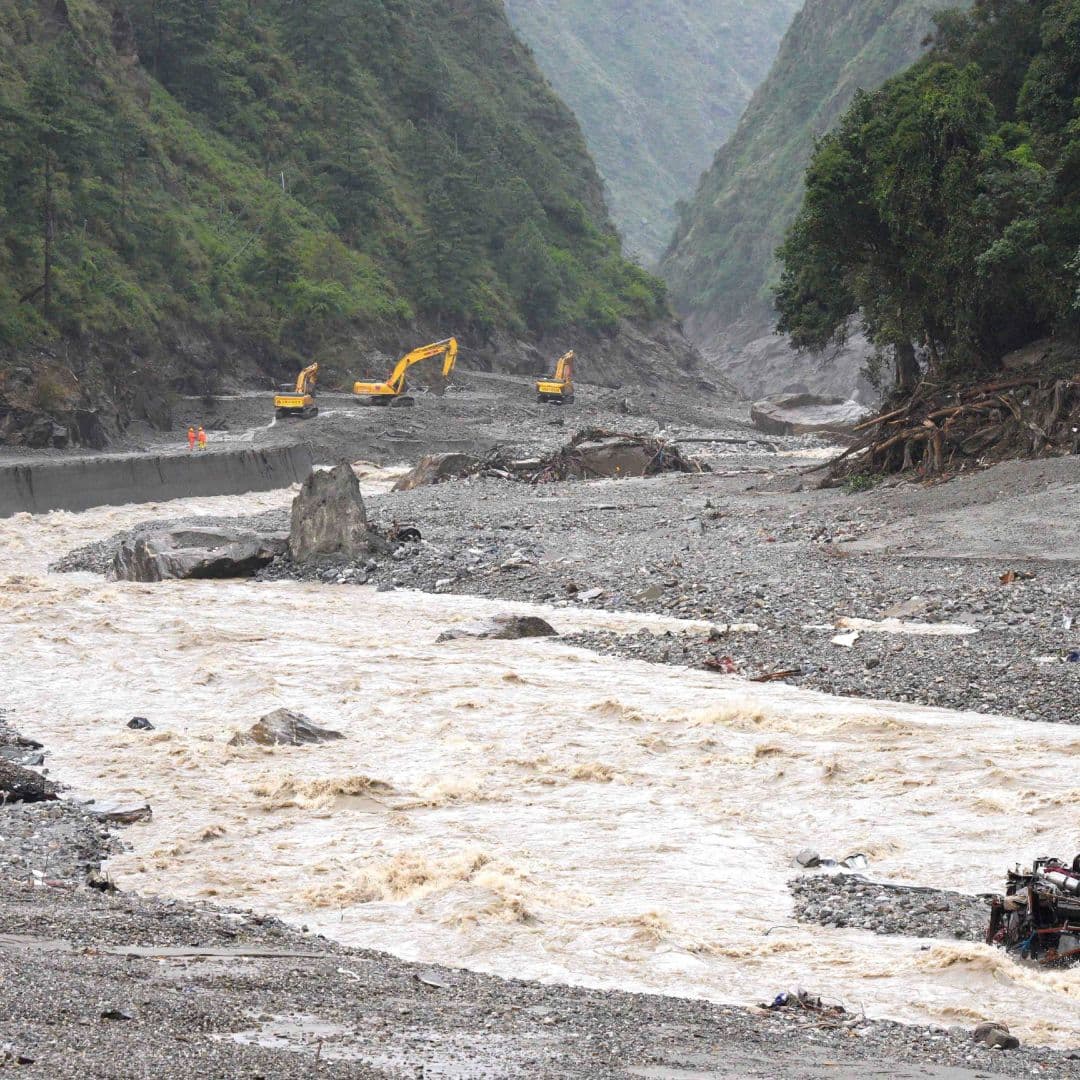 Equipos de rescate reparan una carretera que conduce al puerto de Gyirong.