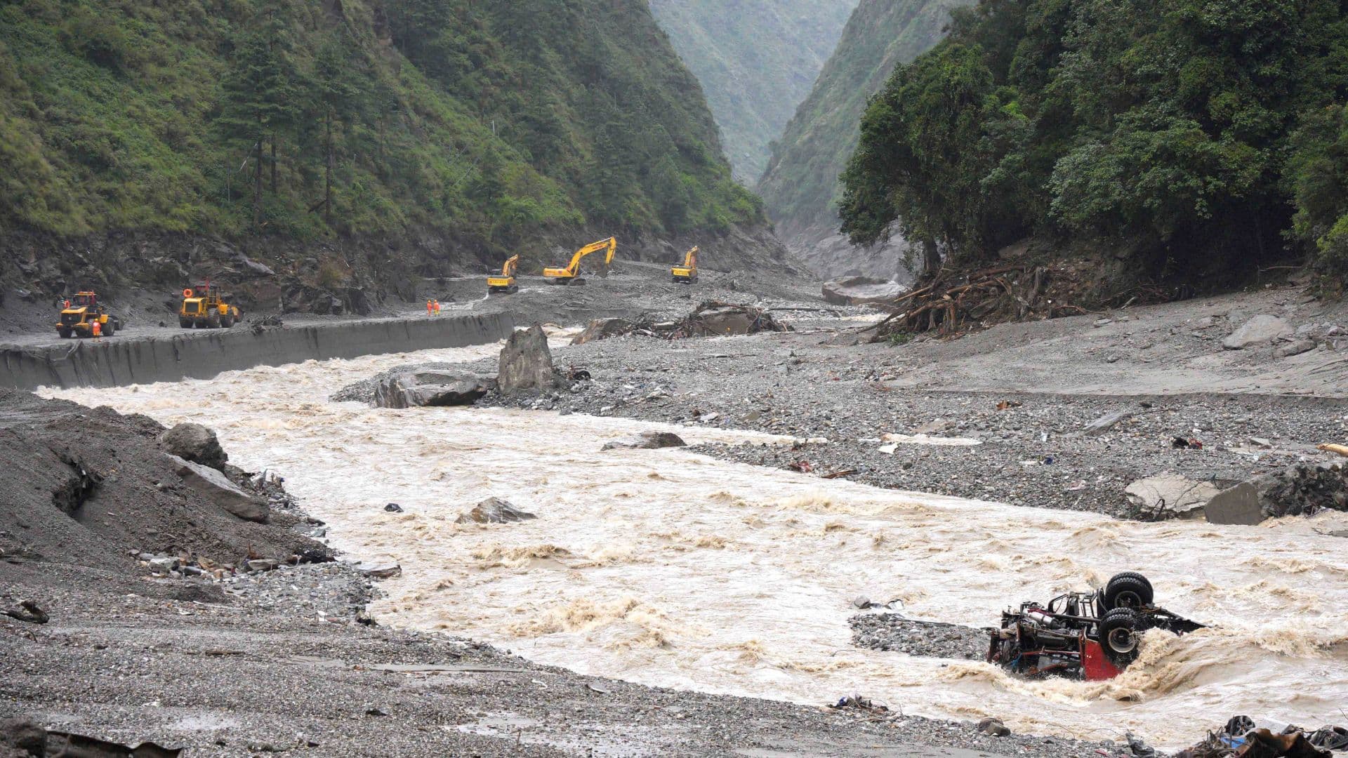 Equipos de rescate reparan una carretera que conduce al puerto de Gyirong.