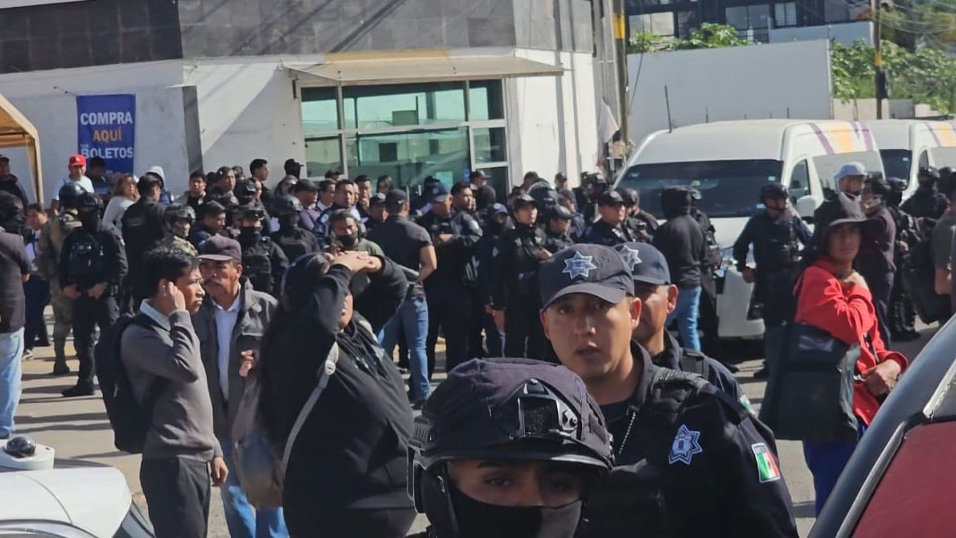 Retiro de unidades de Palalia's Tour en la Vía Atlixcáyotl de Puebla.