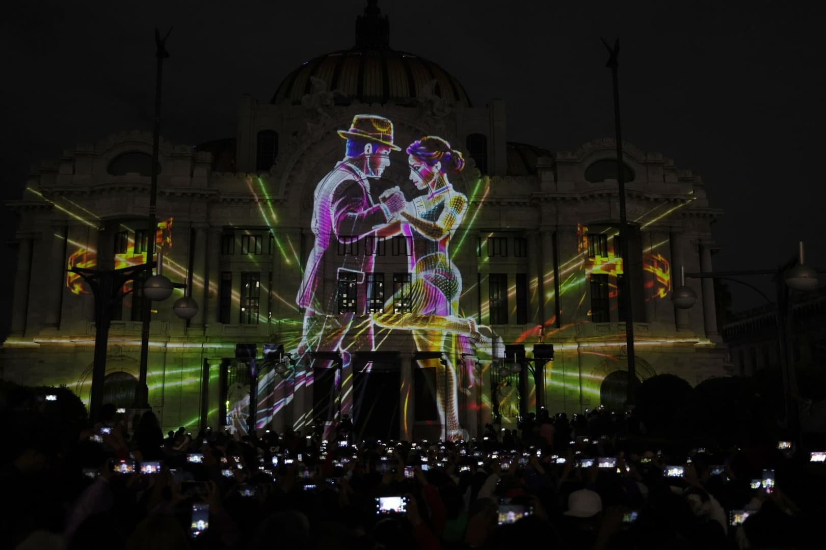 El videomapping recorrió más de un siglo de música capitalina