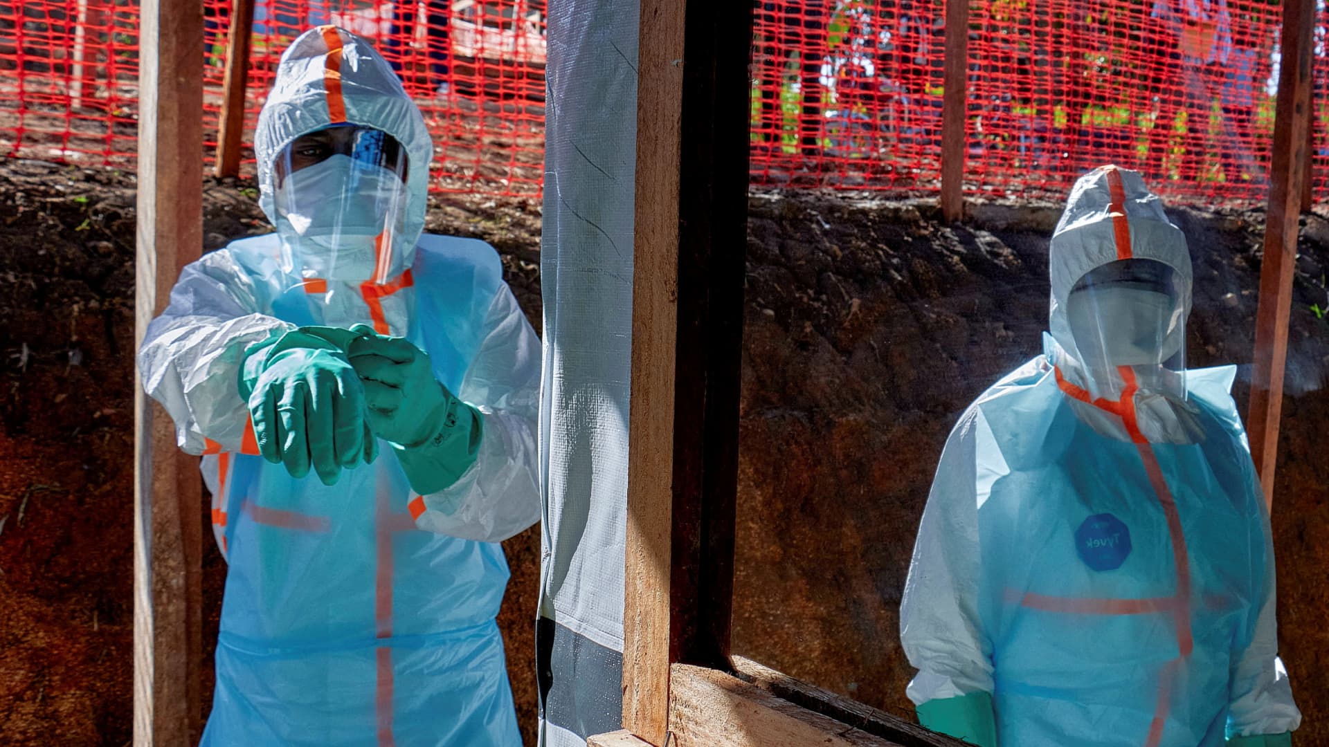 Médicos se protegen con trajes especiales en un centro de tratamiento contra el ébola