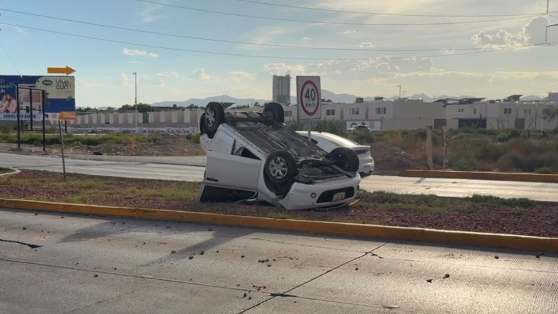 Camioneta Provoca Volcadura y Huye en la Avenida Las Torres de Ciudad Juárez