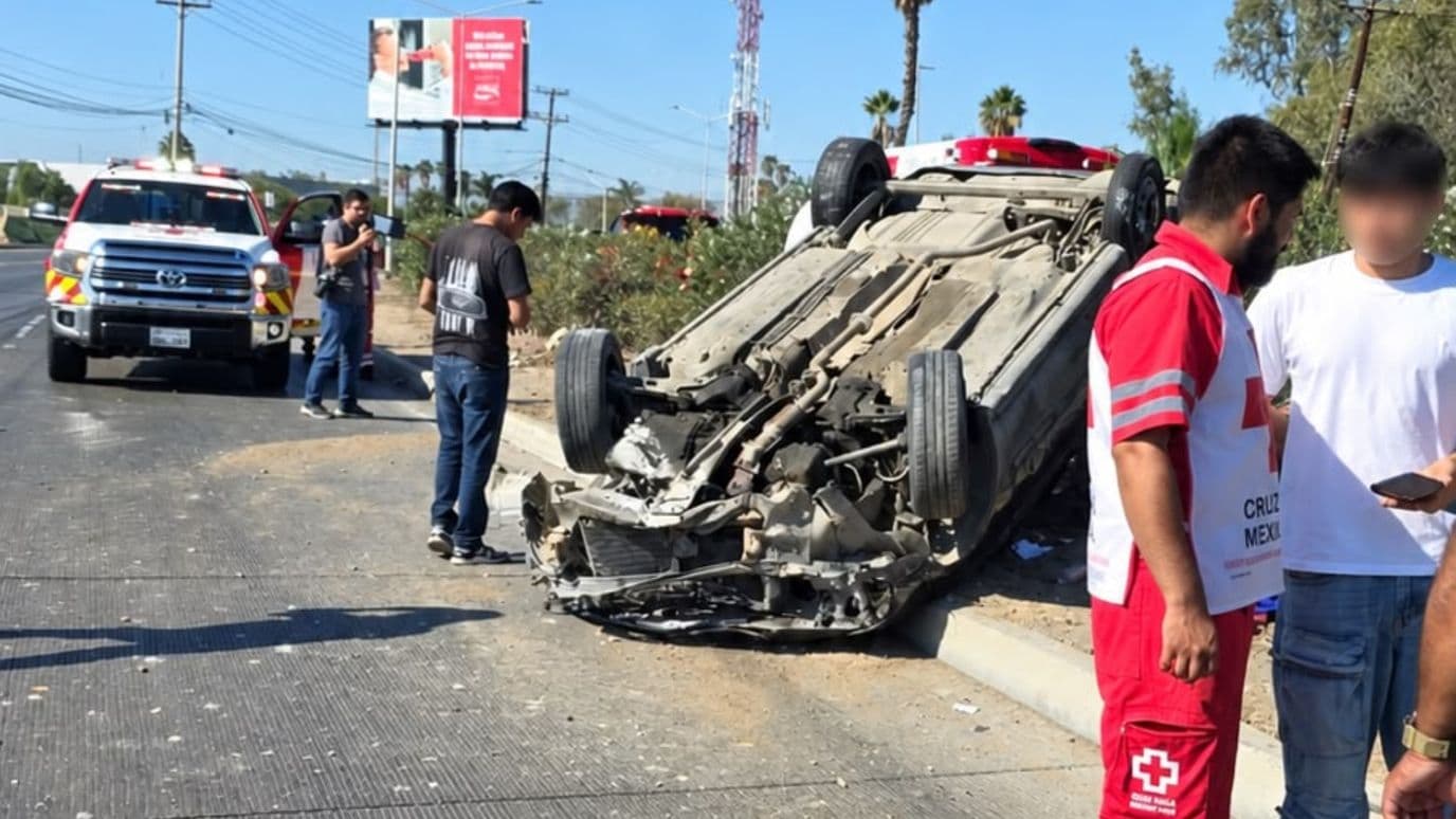 Vehículo Nissan Sentra volcado sobre el camellón central frente a la UABC Tijuana