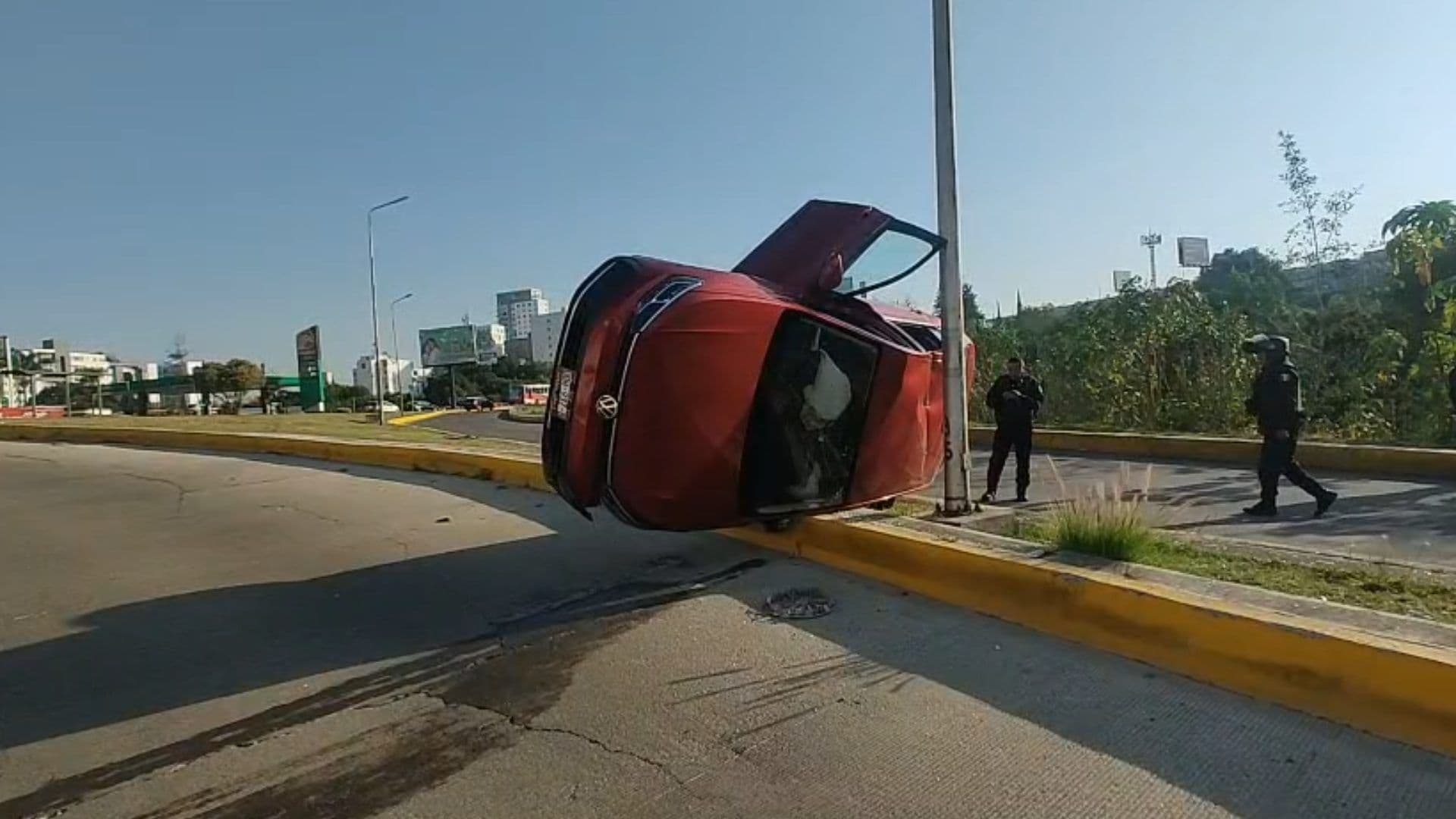 Accidente Persecución Volcadura de Automóvil en CIS de Angelópolis Vía Atlixcáyotl Puebla