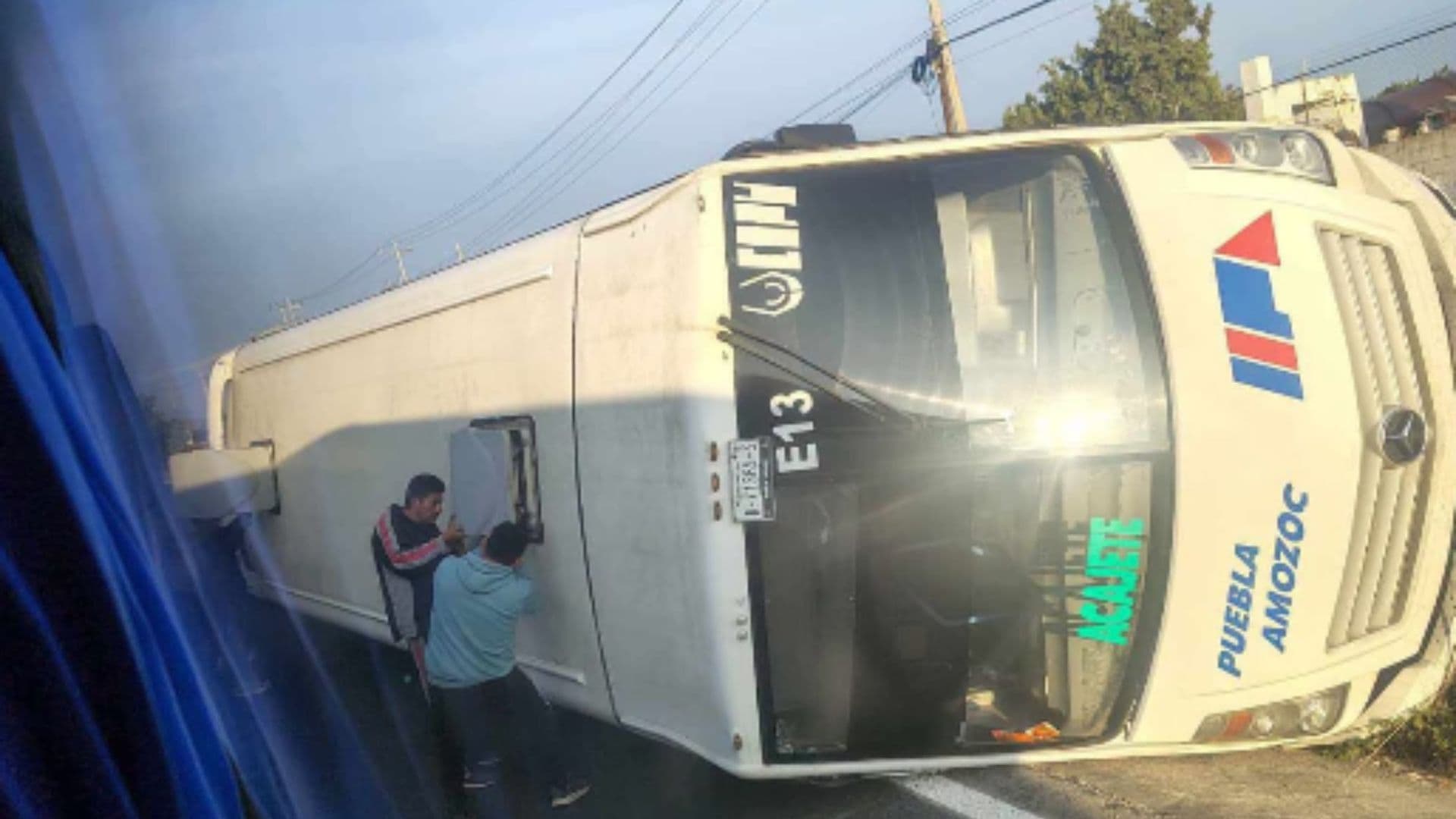 Servicios de emergencia atienden a pasajeros lesionados.