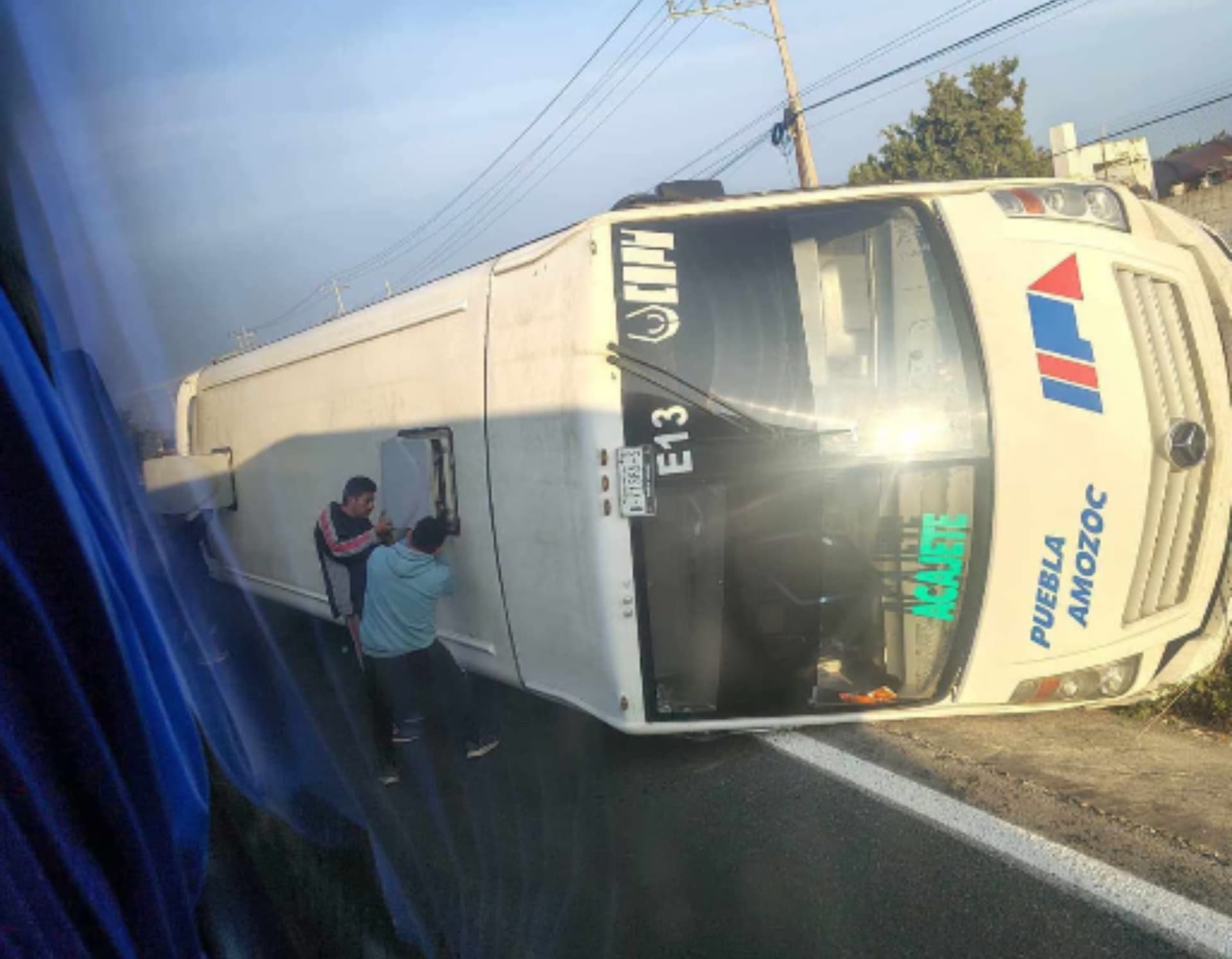 Servicios de emergencia atienden a pasajeros lesionados.