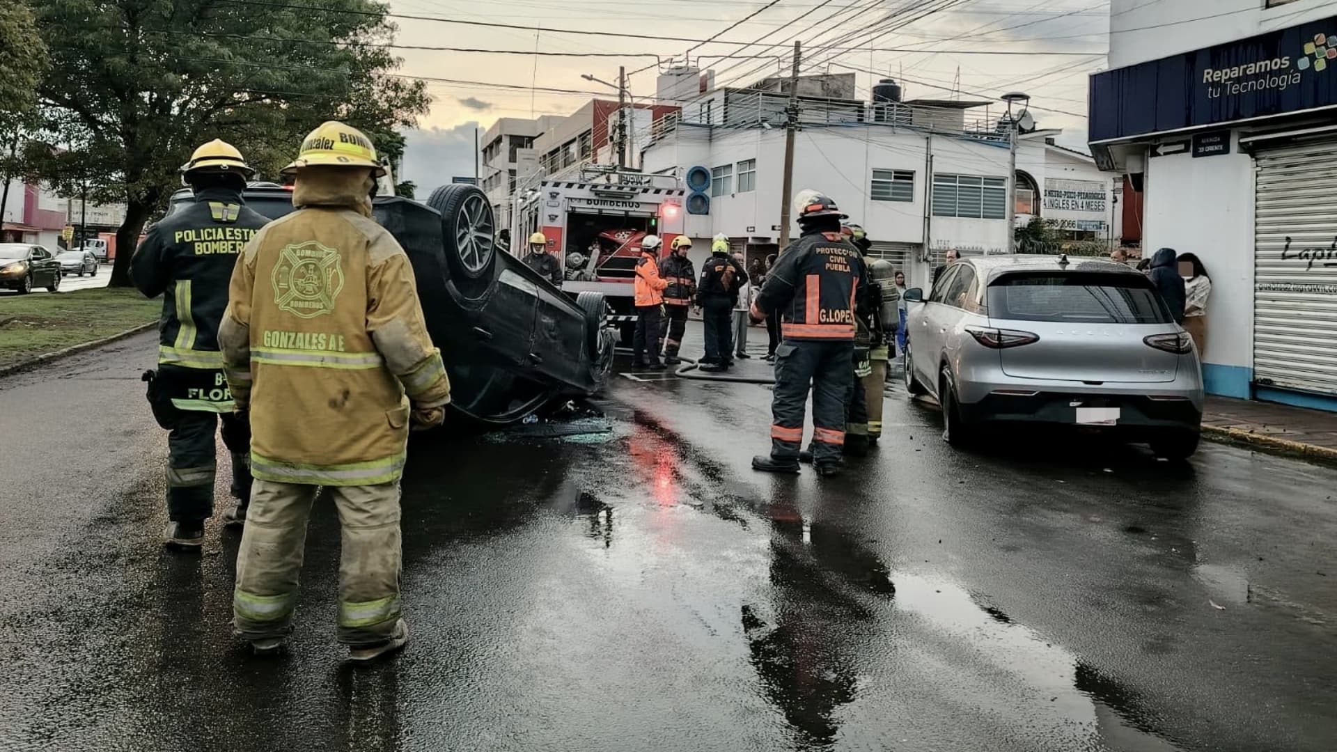 Volcadura de Vehículo Deja Dos Personas Lesionadas en la Ciudad de Puebla