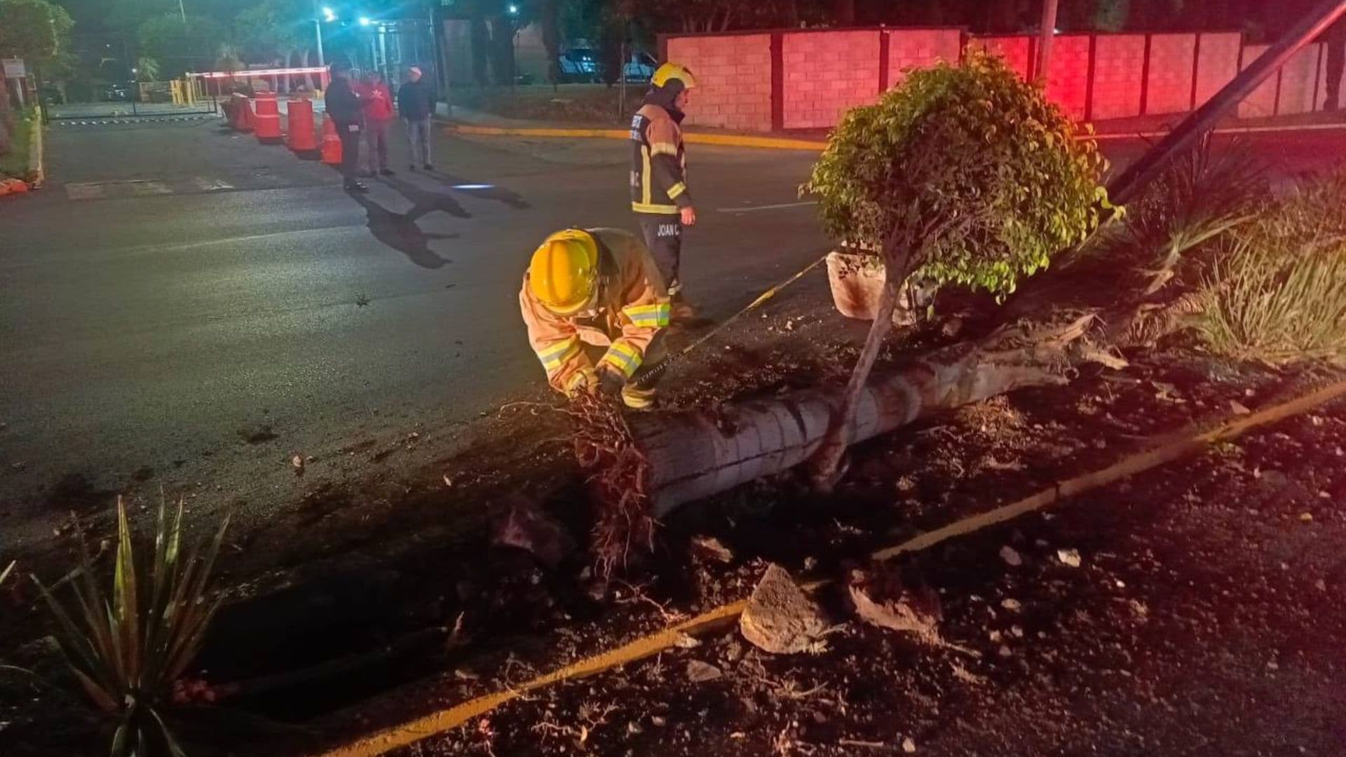Accidente Volcadura de Automóvil Poste Derribado Dos Lesionados Puebla
