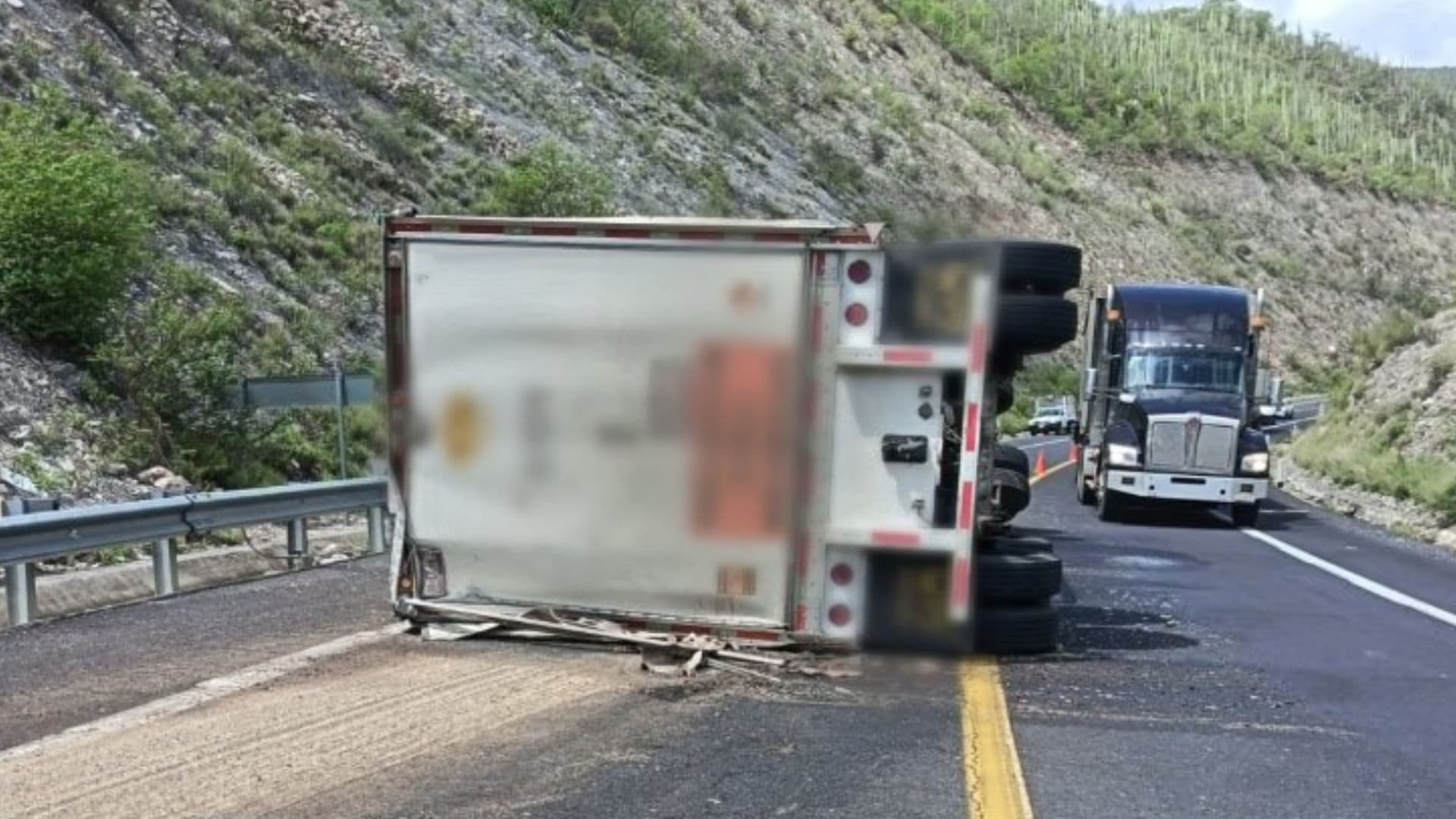 Volcadura de Tráiler Deja Cierre en la Autopista Cuacnopalan-Oaxaca; Esto Se Sabe