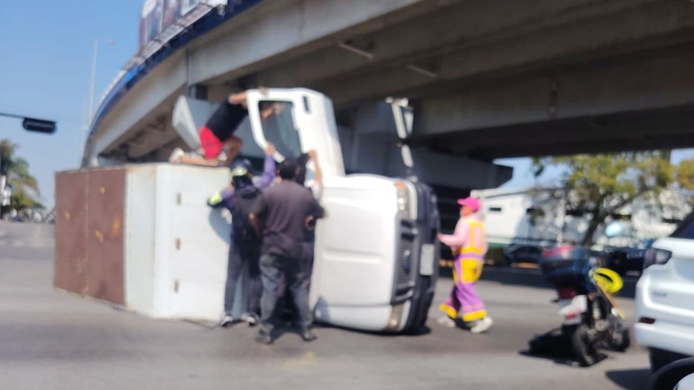 Accidente de camioneta en el Boulevard Atlixco de Puebla.