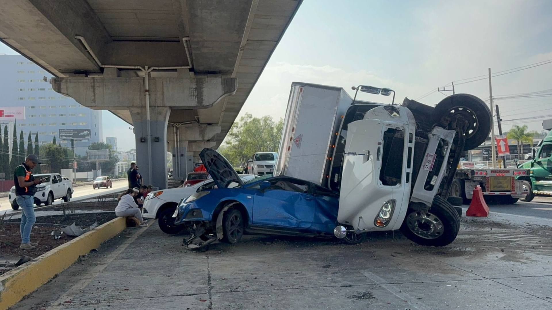 El tractocamión cayó sobre dos automóviles en la autopista.