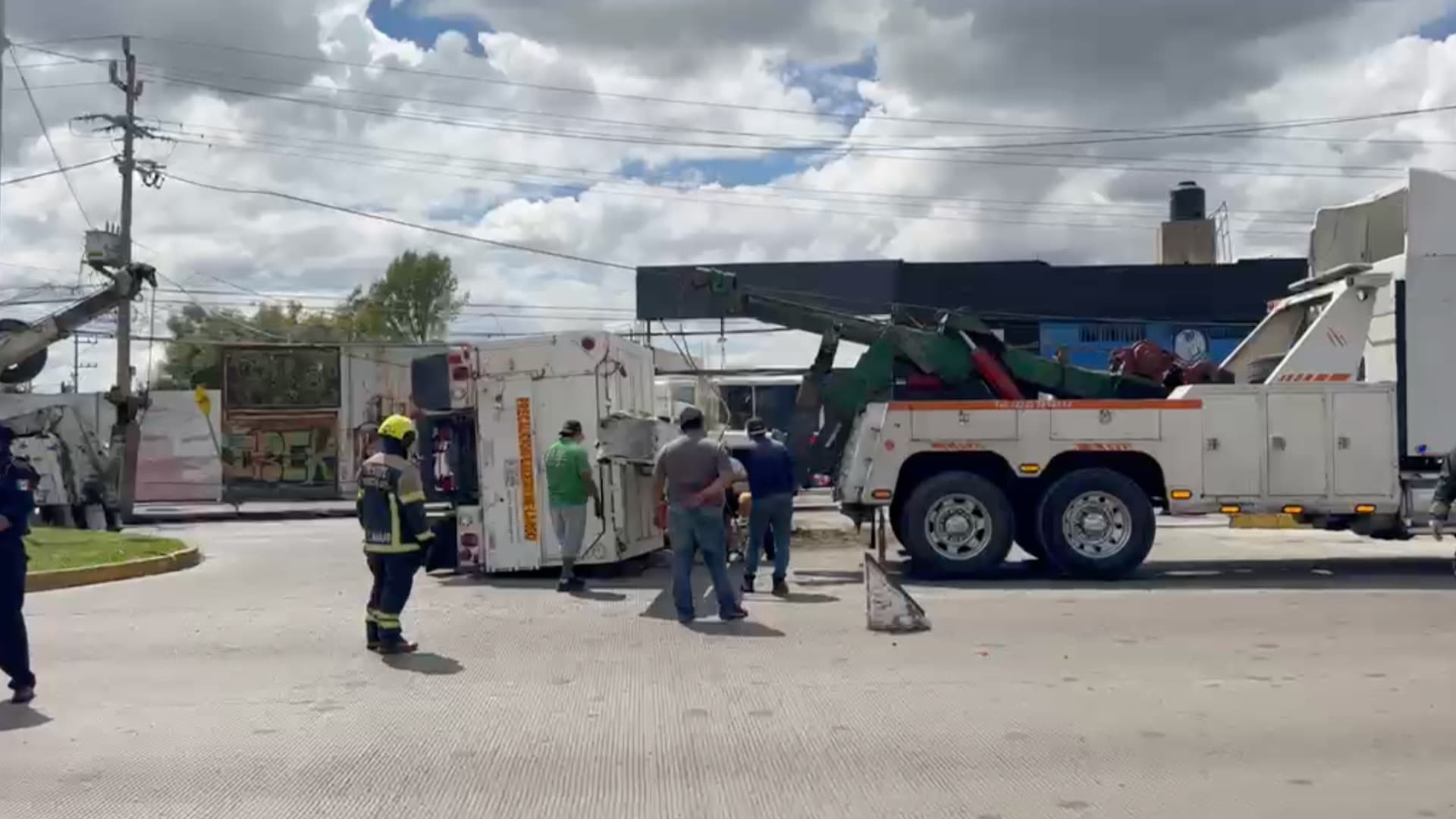 Con grúa retiraron la pesada unidad después del accidente en Bulevar San Felipe.