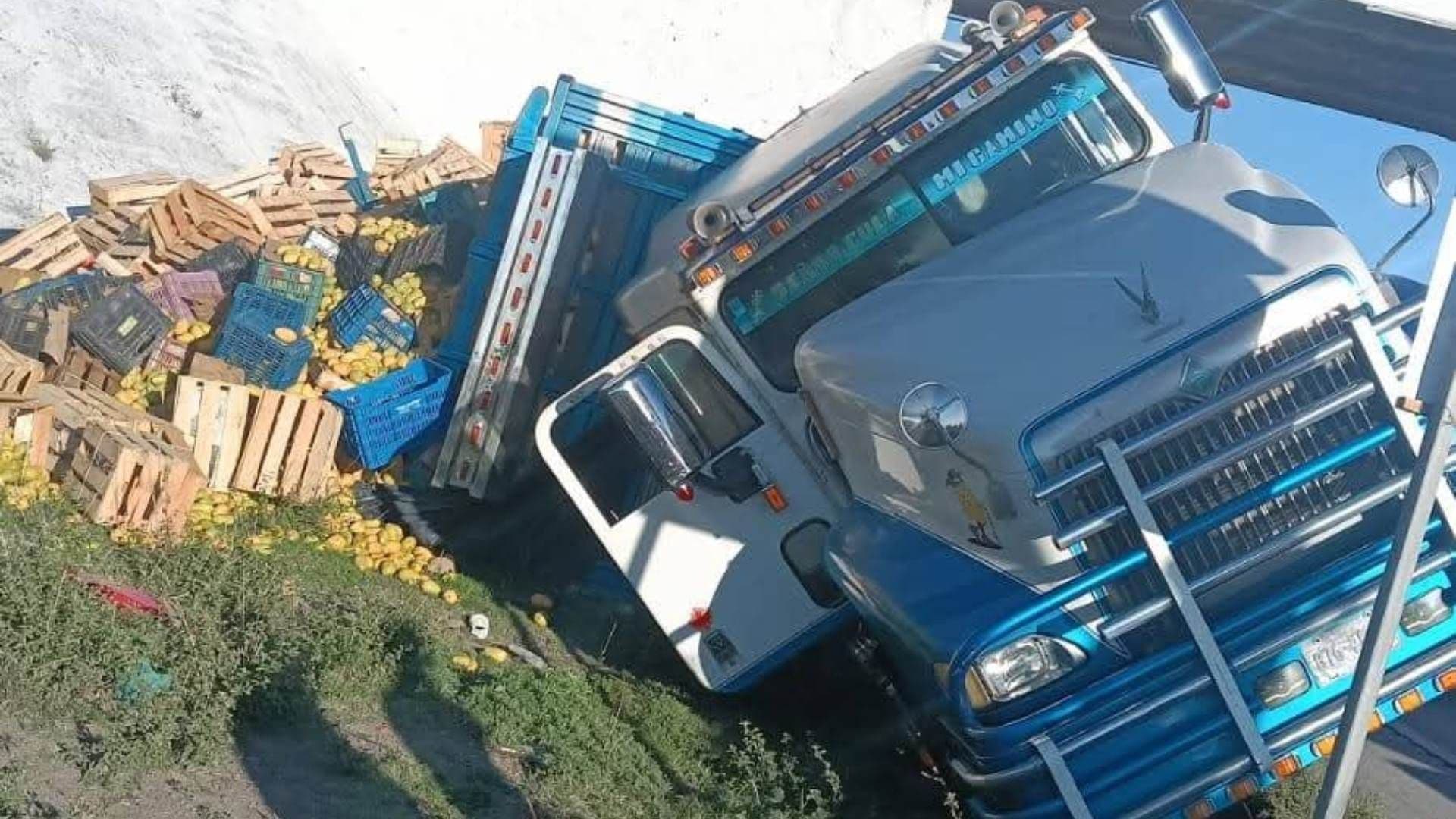 Volcadura de Camión Torton con Mangos en Autopista México Puebla Orizaba