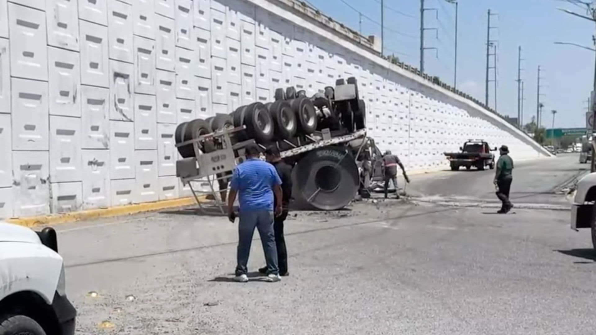 Volcadura tráiler Miguel Alemán