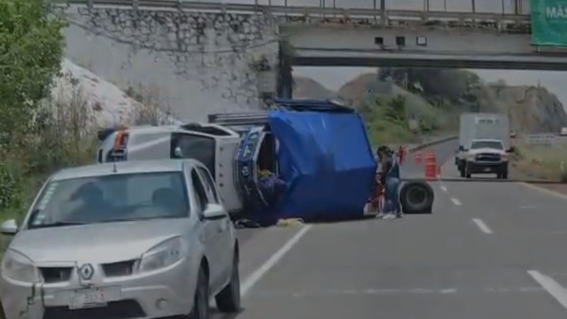 Volcadura Accidente de Camión Mercancía Fruta en Autopista Puebla Atlixco