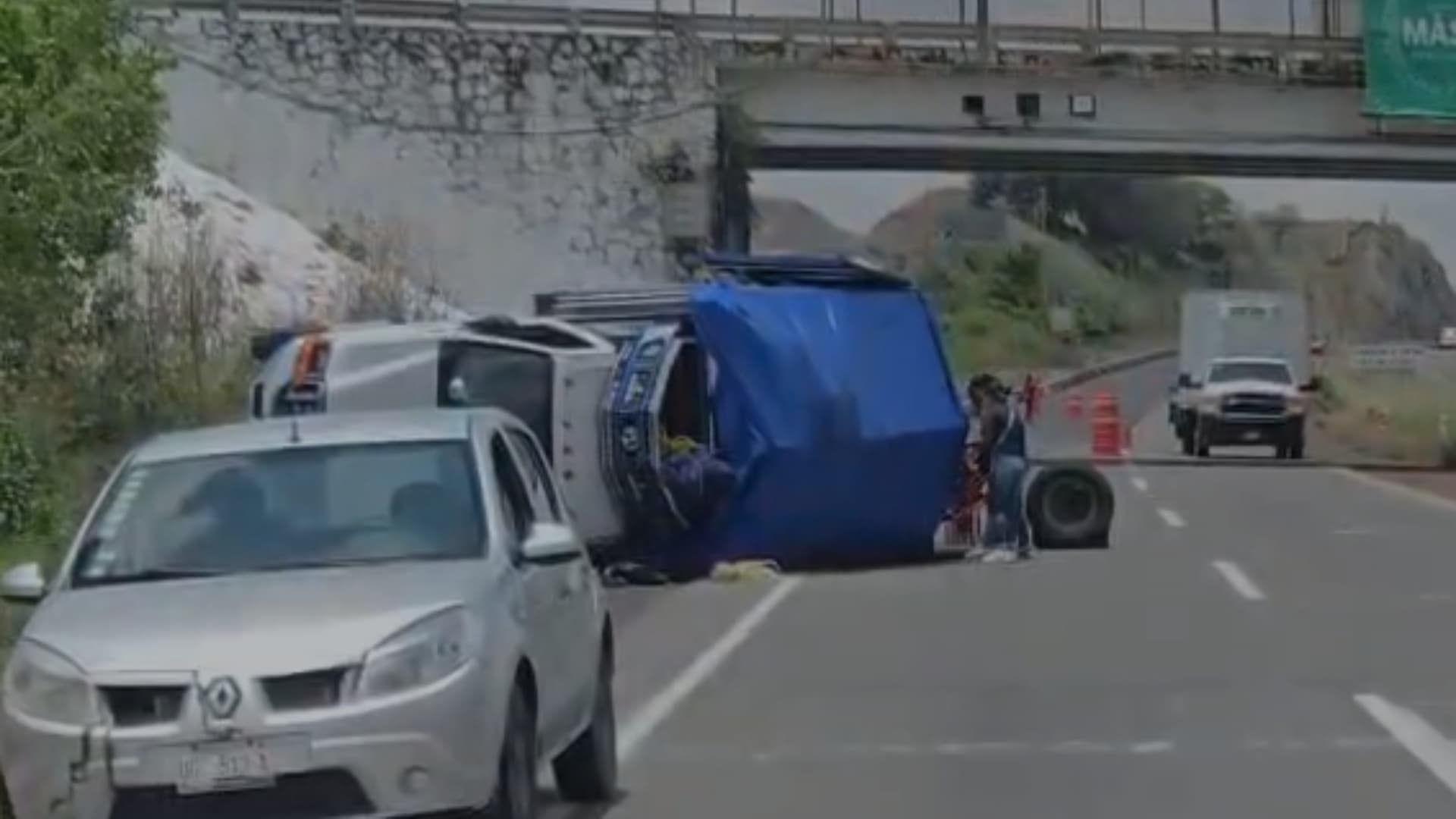 Volcadura Accidente de Camión Mercancía Fruta en Autopista Puebla Atlixco