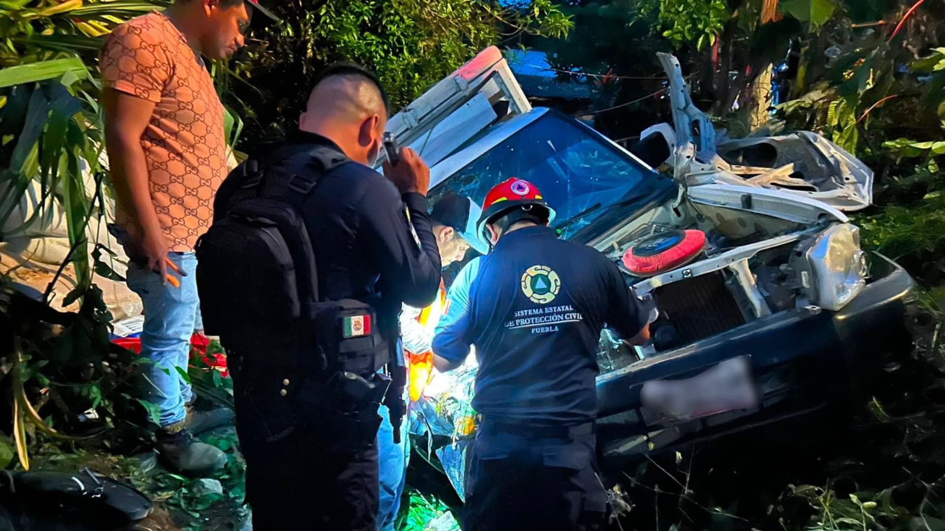 Accidente Volcadura Camioneta Dos Lesionados Terreno Xochitlán de Vicente Suárez Puebla
