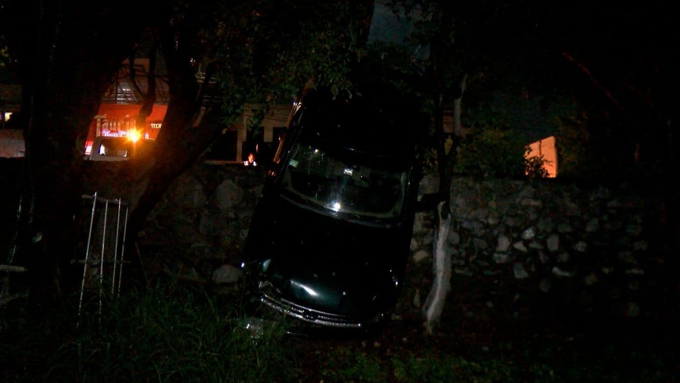 Camioneta Derrapa y Termina en Área Común de Departamentos en Guadalajara